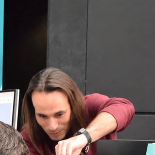 João Português réglant un boîtier Q-Bot pendant une démonstration
