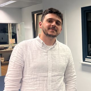 Nikola Krstic, testeur technique chez Q-Leap, dans les bureaux de Q-Leap