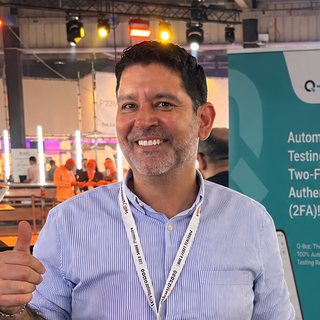 Sylvain Perez, CEO de Q-Leap, sur le stand Q-Bot d'un salon professionnel