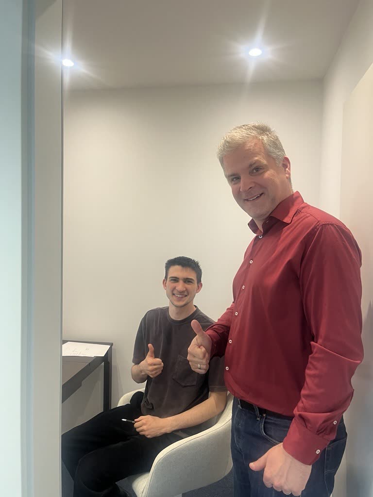 Deux membres de l'équipe Q-Leap dans les bureaux de Bertrange